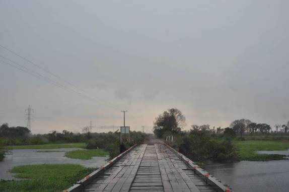 Atravessando uma das inúmeras pontes da estrada-parque do Pantanal Sul, na região de Corumbá, no Mato Grosso do Sul